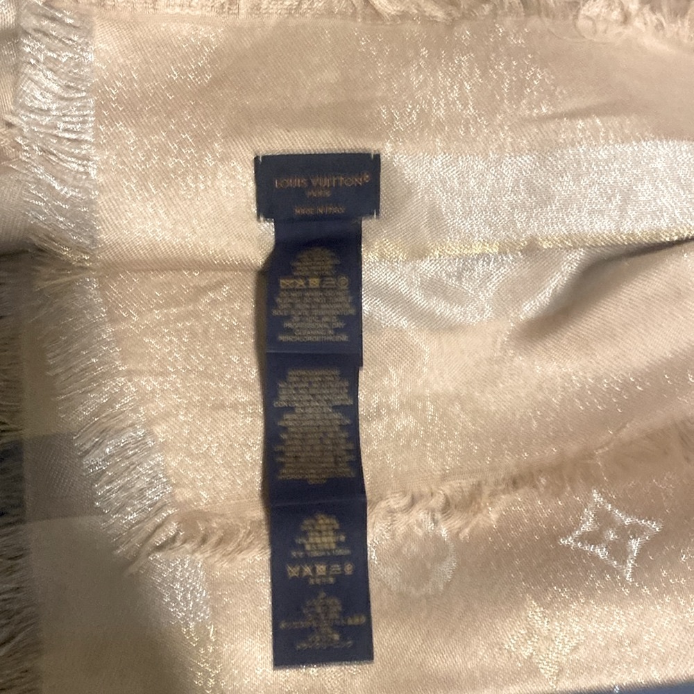 Louis Vuitton, So Shine Monogram Shawl. Beige color. - Picture 8 of 8